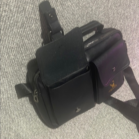 Sleek Black Messenger Bag with Adjustable Strap and Structured Design - Picture 7 of 16